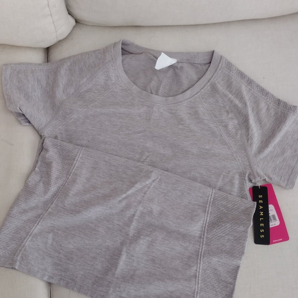 NWT - Ryka Seamless active shirt size M